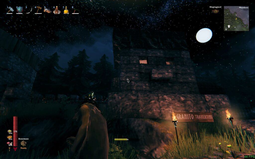 Costruzione di una fortezza in Valheim sotto un cielo stellato.